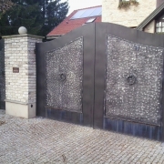 Brama z blachy z wybrzuszeniami.