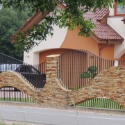 Falujące przęsło metalowo-kamienne