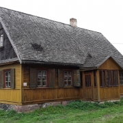 Dom wielopokoleniowy, drewniany.