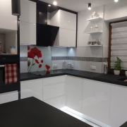 Mała, czarno-biała kuchnia