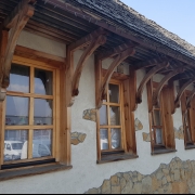 Gont drewniany i drewniane okna robią klimat.