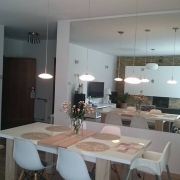 Salon z dużym lustrem