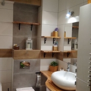 Drewniane elementy w łazience dodają ciepła