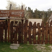 Sztachety drewniane przez artystę rzeźbione.