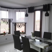 Gustowny salon z wykuszem