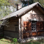 Nieduży domek z pięknymi detalami.