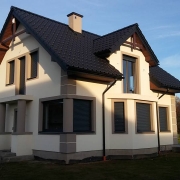 Zgrabny domek z dwuspadowym dachem