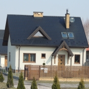 Mały, skromny domek.